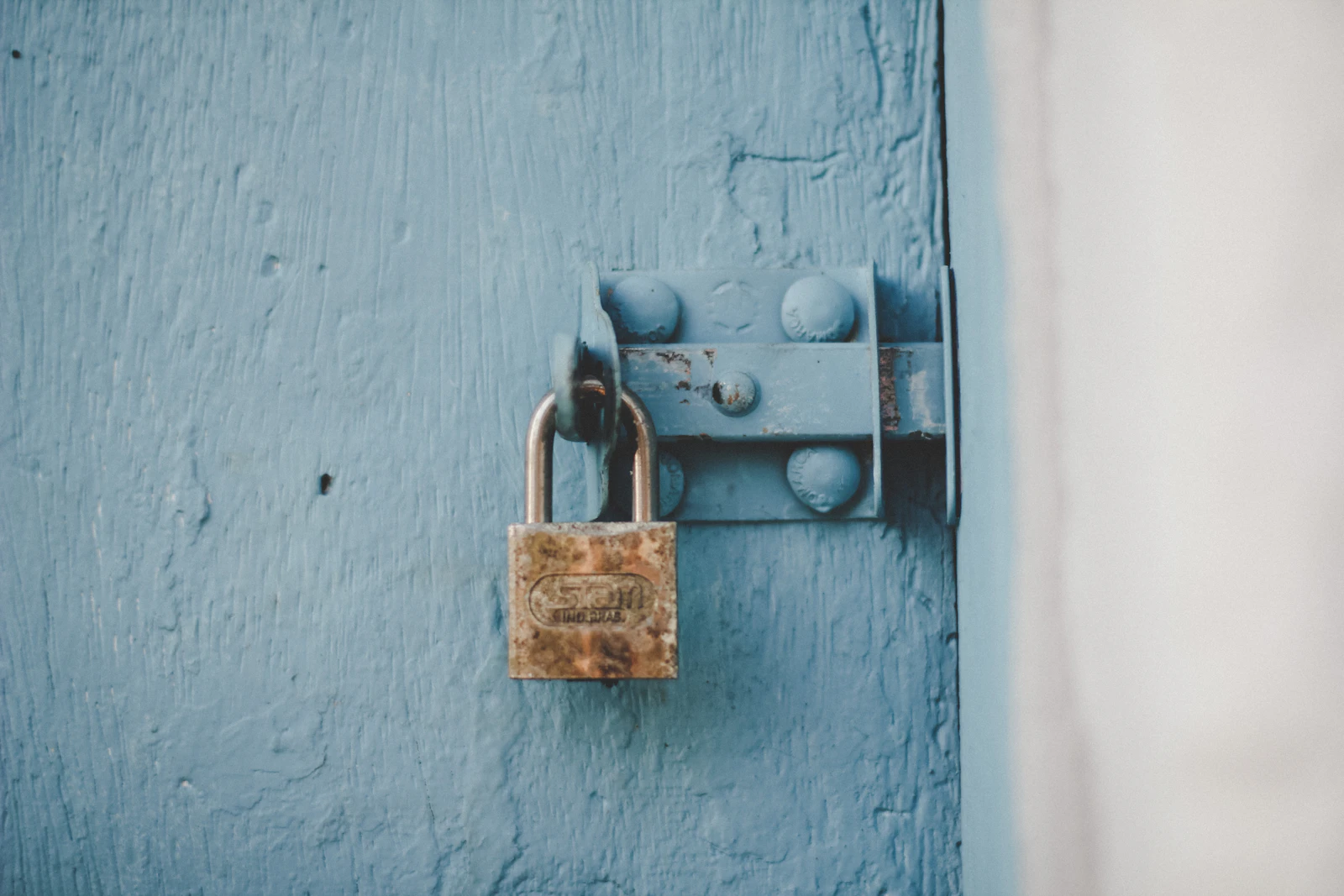 Cadenas sur une porte en bois bleu