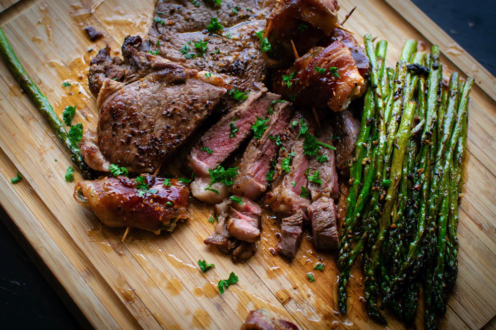 Carne a la brasa cortada sobre tabla de madera