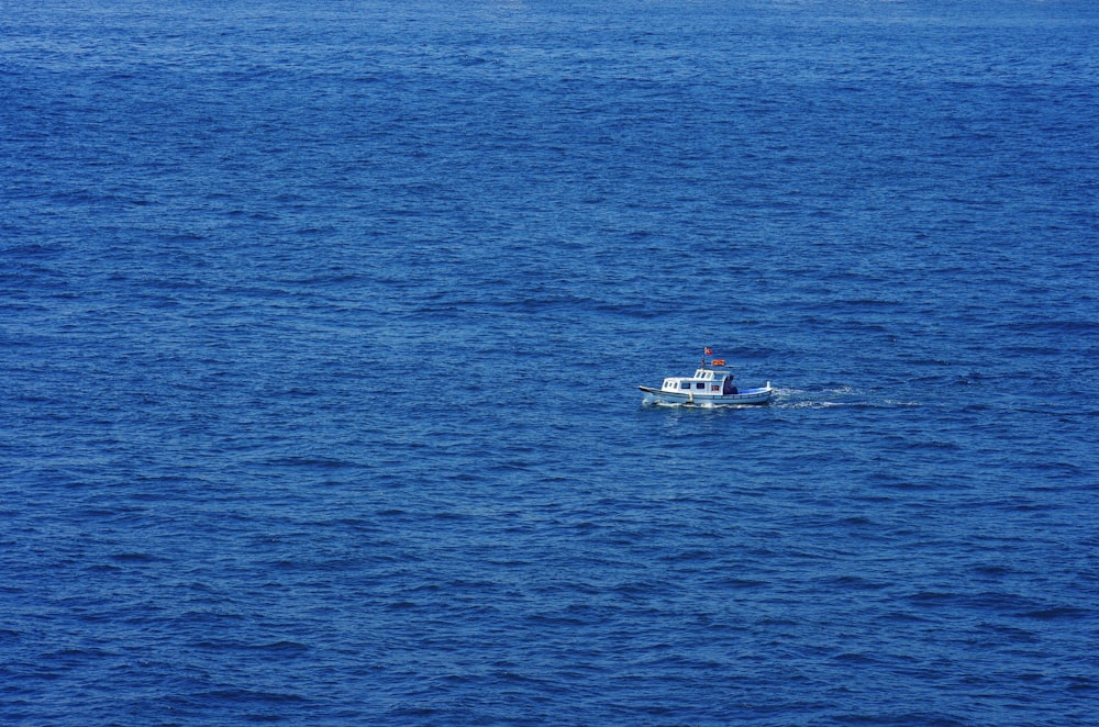 Barco blanco y rojo en el mar azul durante el día