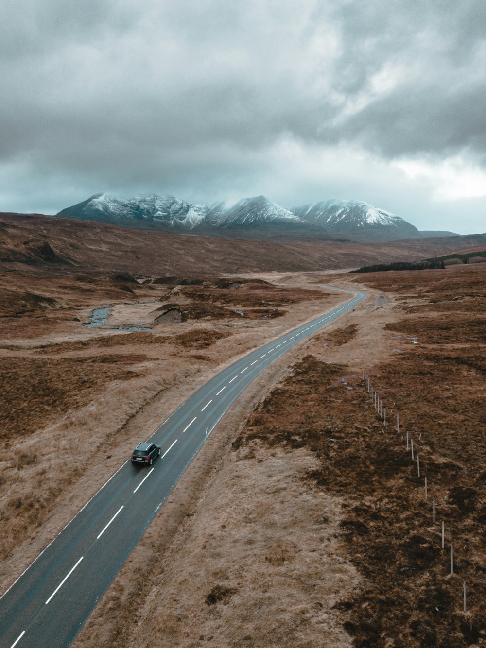 voiture noire sur la route pendant la journée