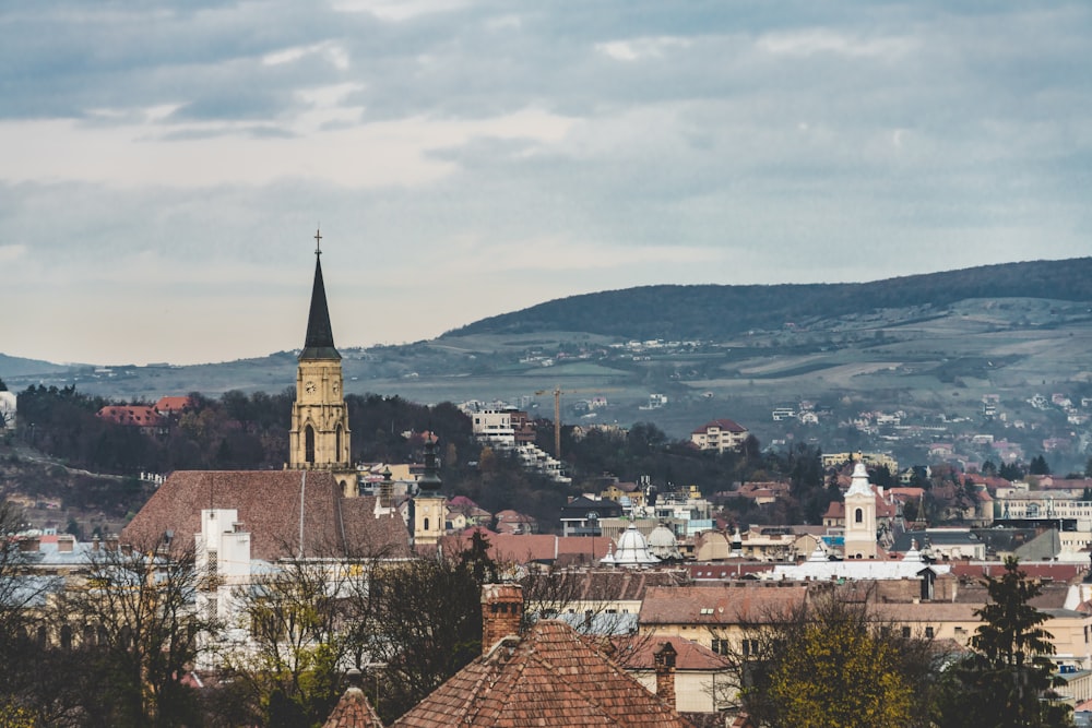 Braunes und weißes Betongebäude unter weißen Wolken tagsüber