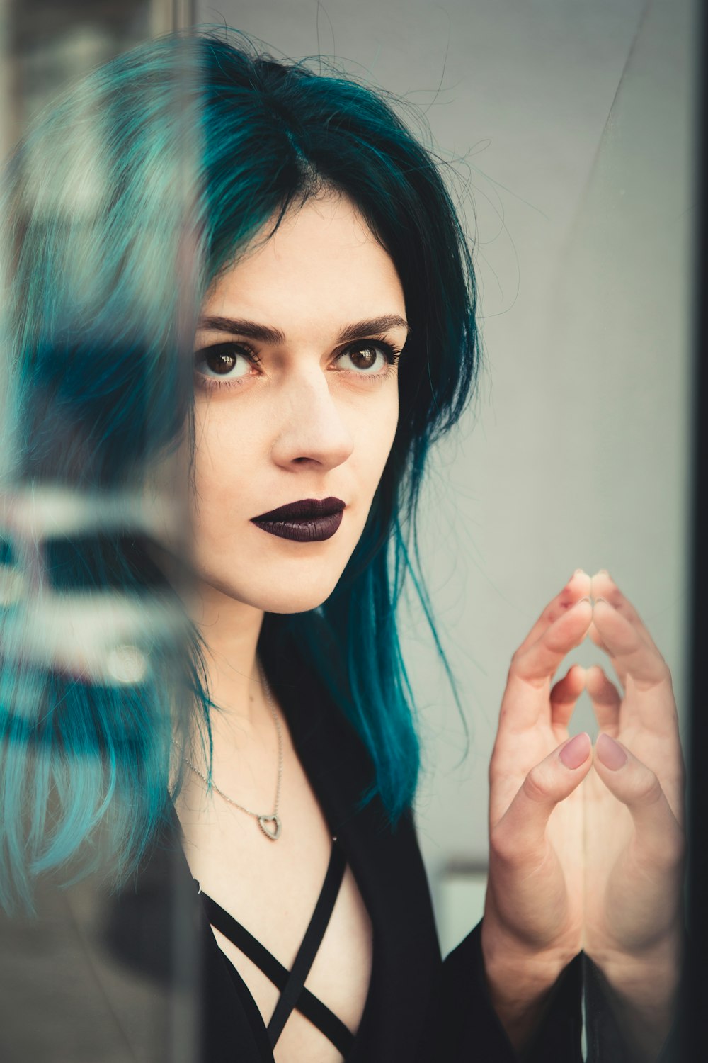 Foto mujer con cabello azul y verde – Imagen Gris gratis en Unsplash