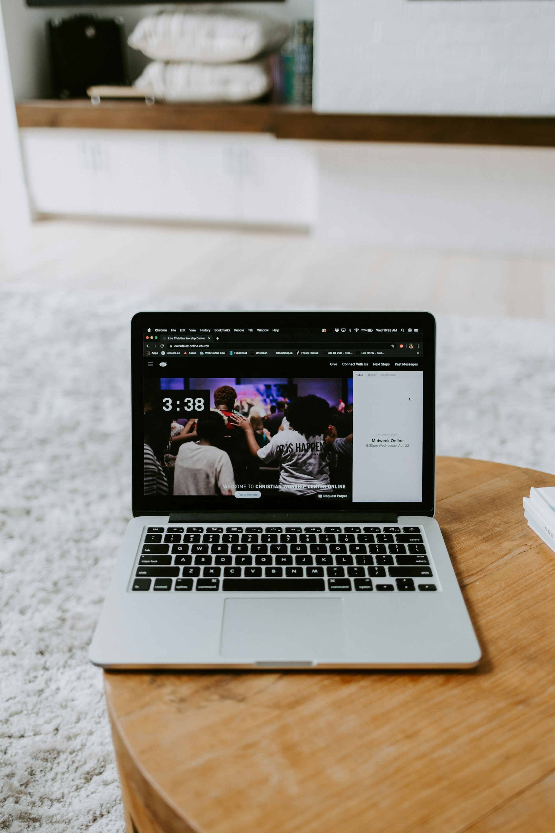 gray computer monitor