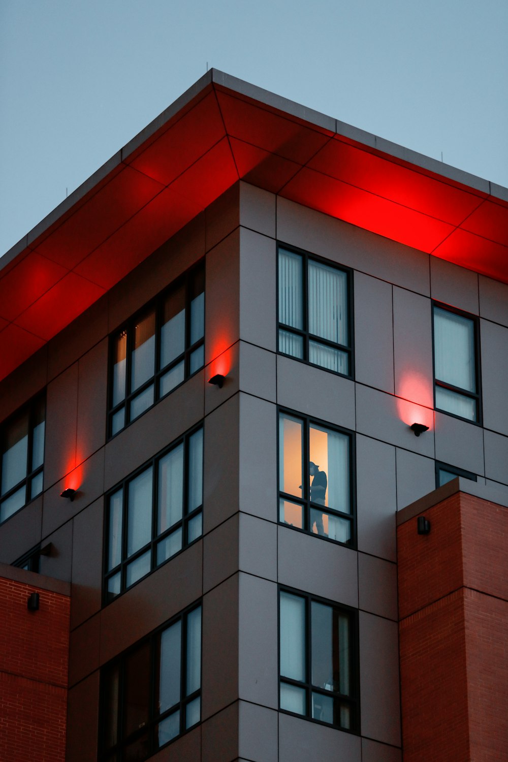 Edificio de hormigón rojo y blanco