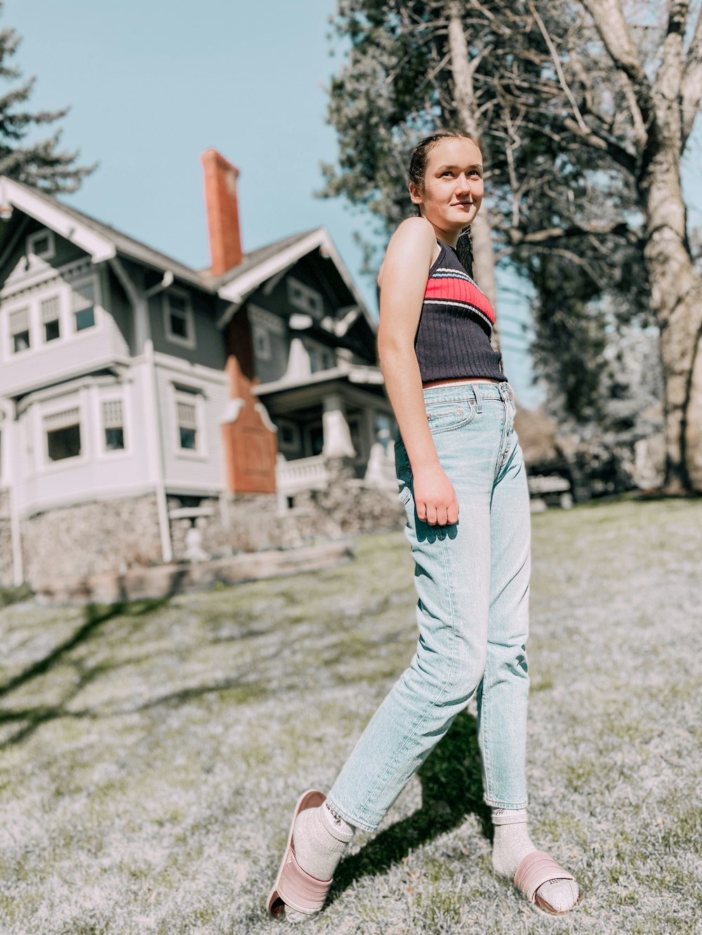 Foto de mujer en camiseta sin mangas de rayas rojas y blancas y pantalones  blancos de pie en el campo de hierba verde – Imagen gratuita Vestir en  Unsplash