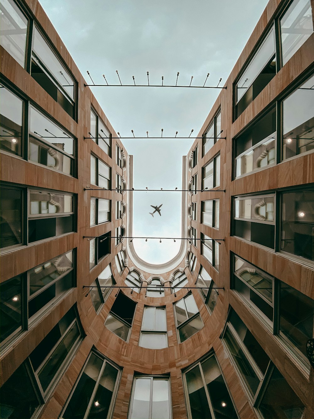 Edificio de hormigón marrón durante el día