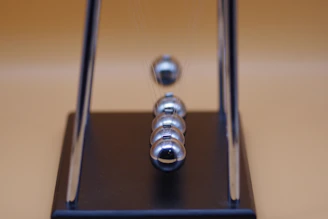 Chain reaction, Newton's cradle