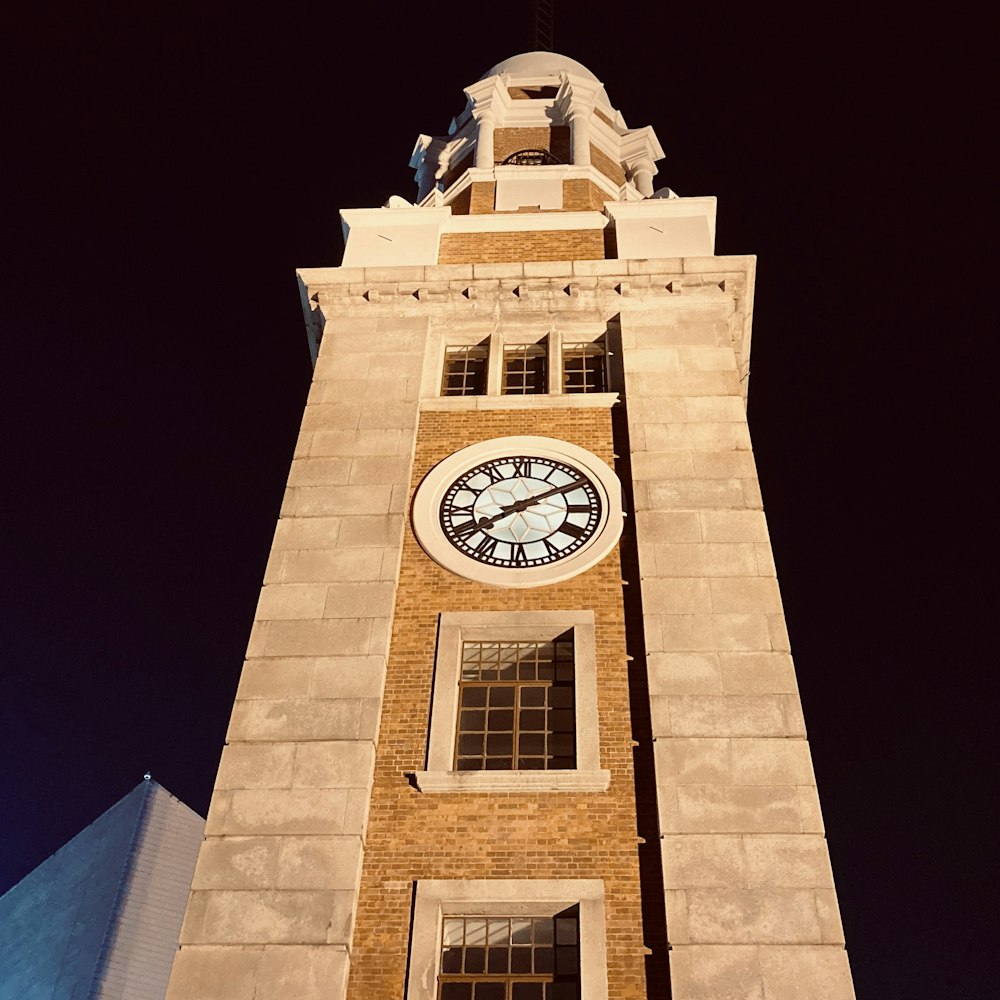Torre de ladrillo marrón con reloj