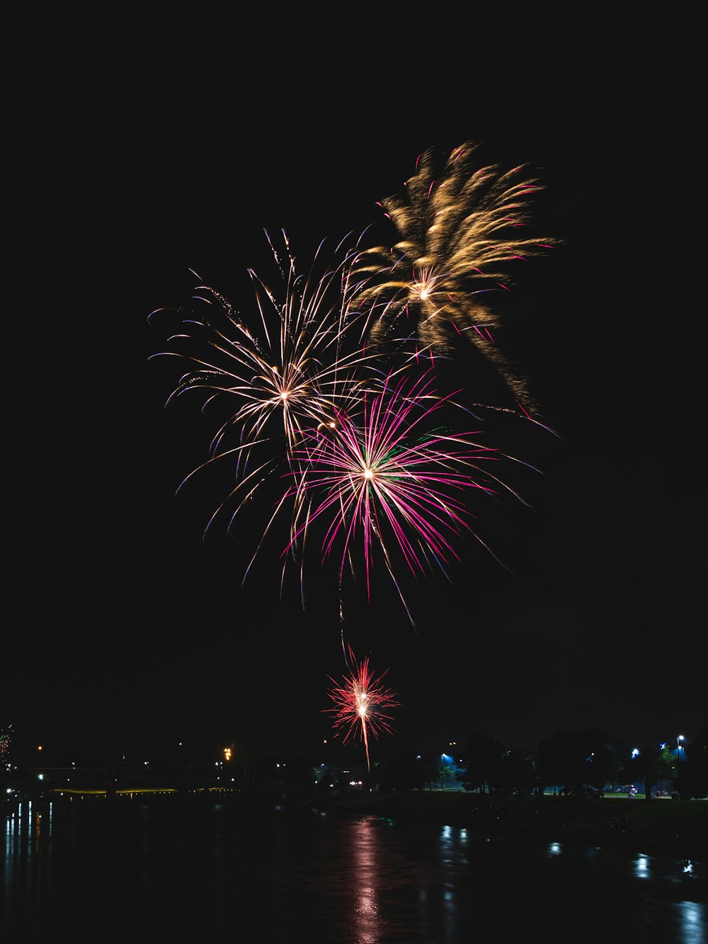 Fuochi d'artificio rossi e gialli durante la notte