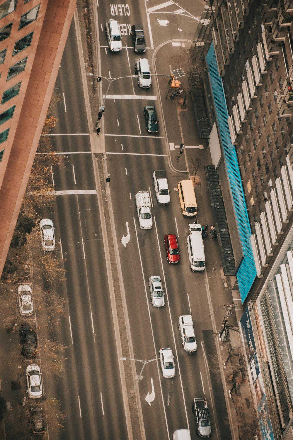 Autos, die tagsüber auf dem Parkplatz geparkt werden