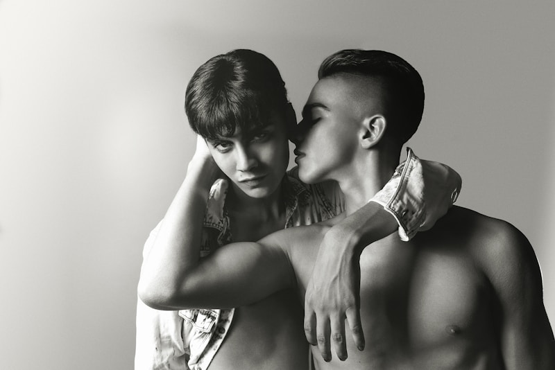 Beso romántico en blanco y negro