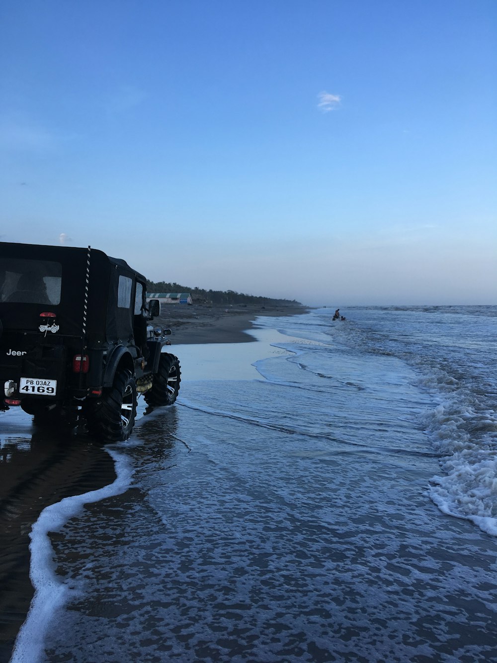 SUV nero in riva al mare durante il giorno