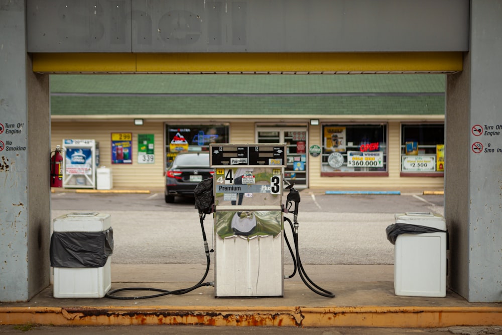 Pompa benzina bianca e nera foto – Stazione di servizio Immagine gratuita  su Unsplash