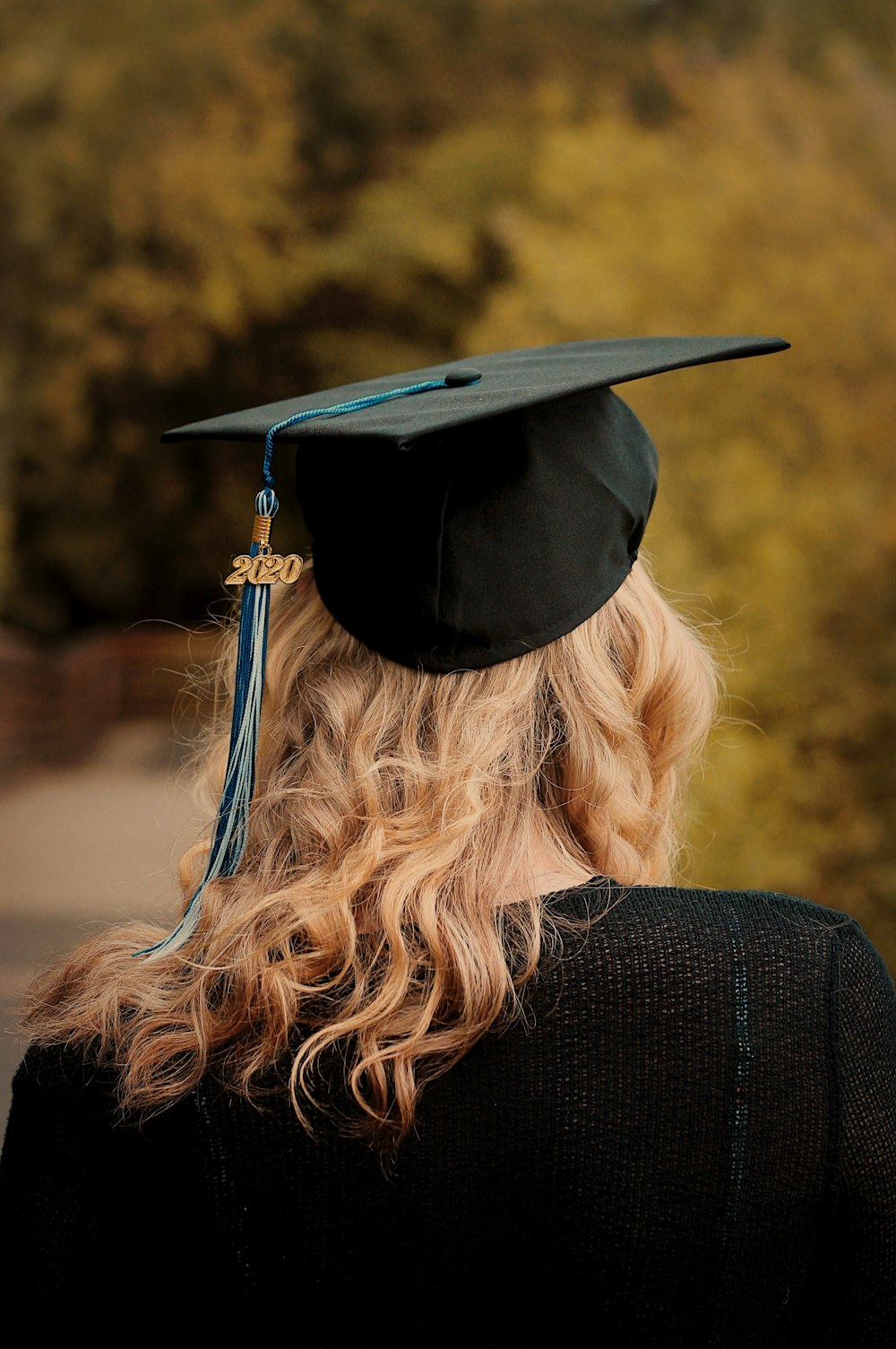 Mujer con sombrero académico y toga académica negra