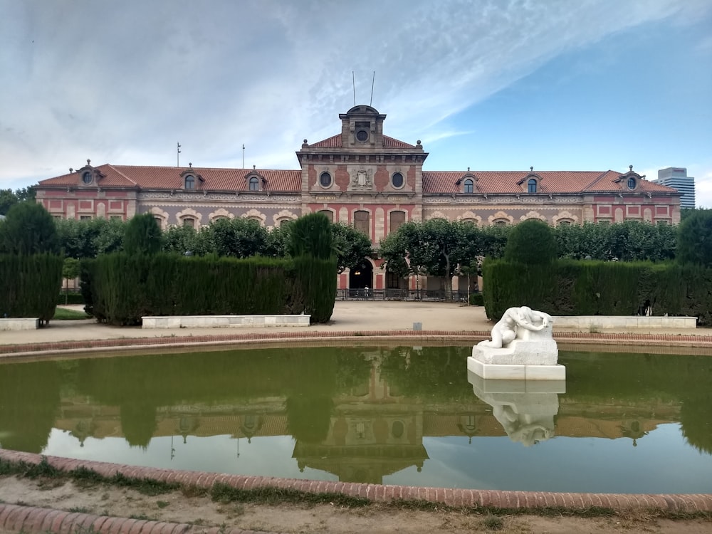 um grande edifício com uma fonte em frente a ele