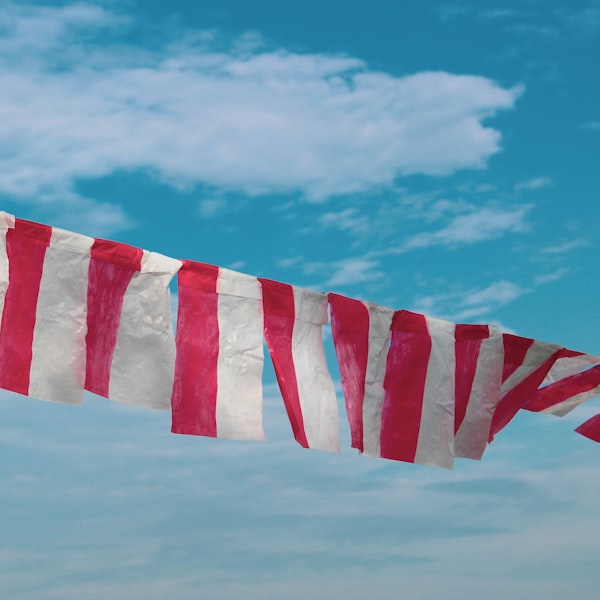 Gestreifte Flagge im Wind