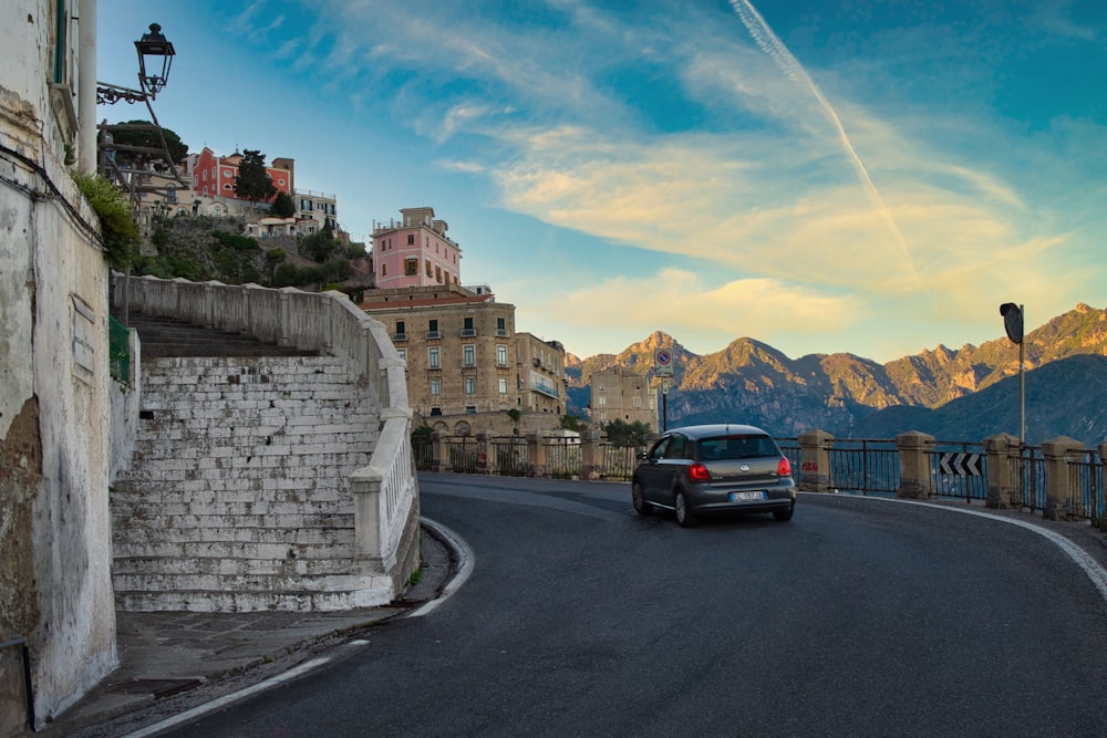 SUV nero su strada vicino agli edifici della città durante il giorno