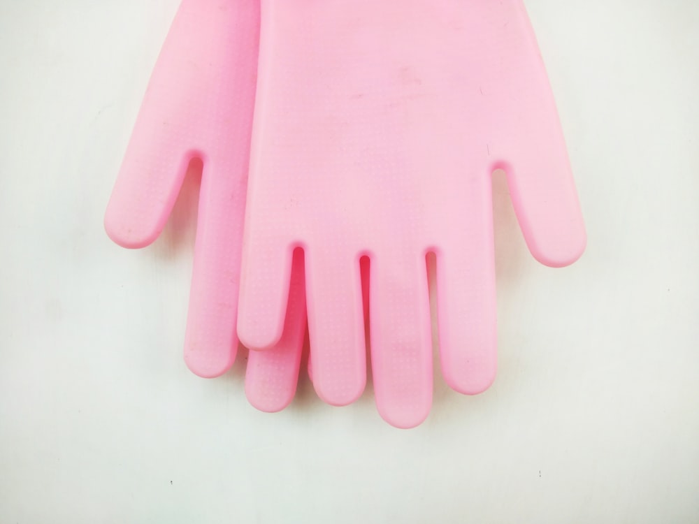 ferramenta de mão plástica cor-de-rosa na superfície branca