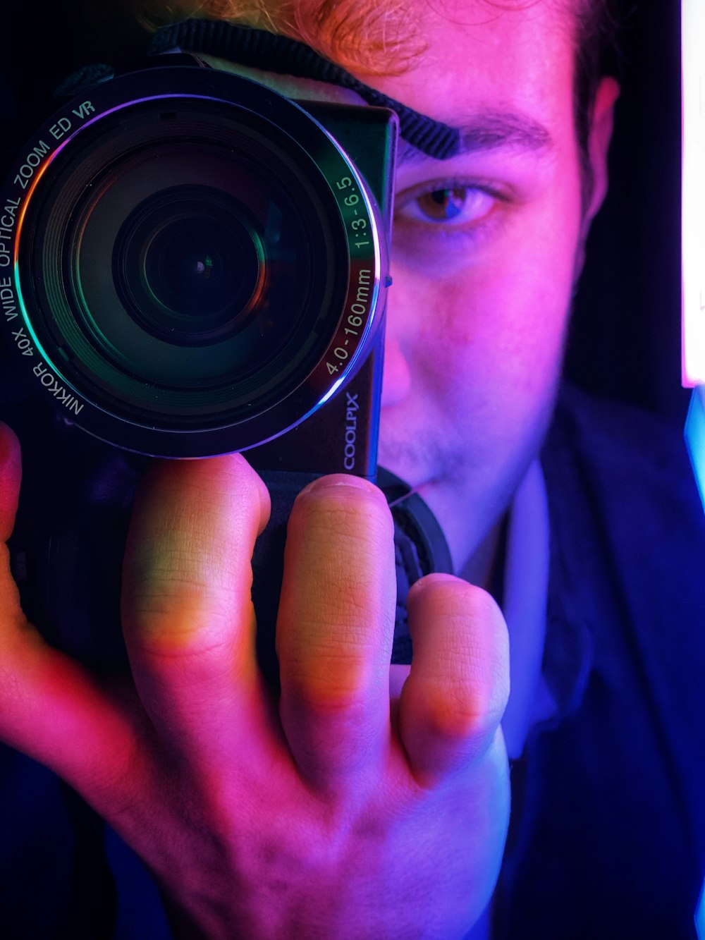 person holding black camera lens