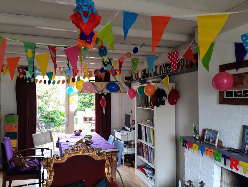 ballons rouges, jaunes et verts au plafond