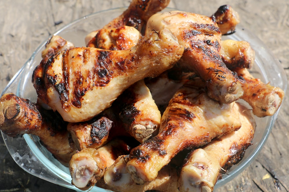 Pollo frito en un plato de vidrio transparente