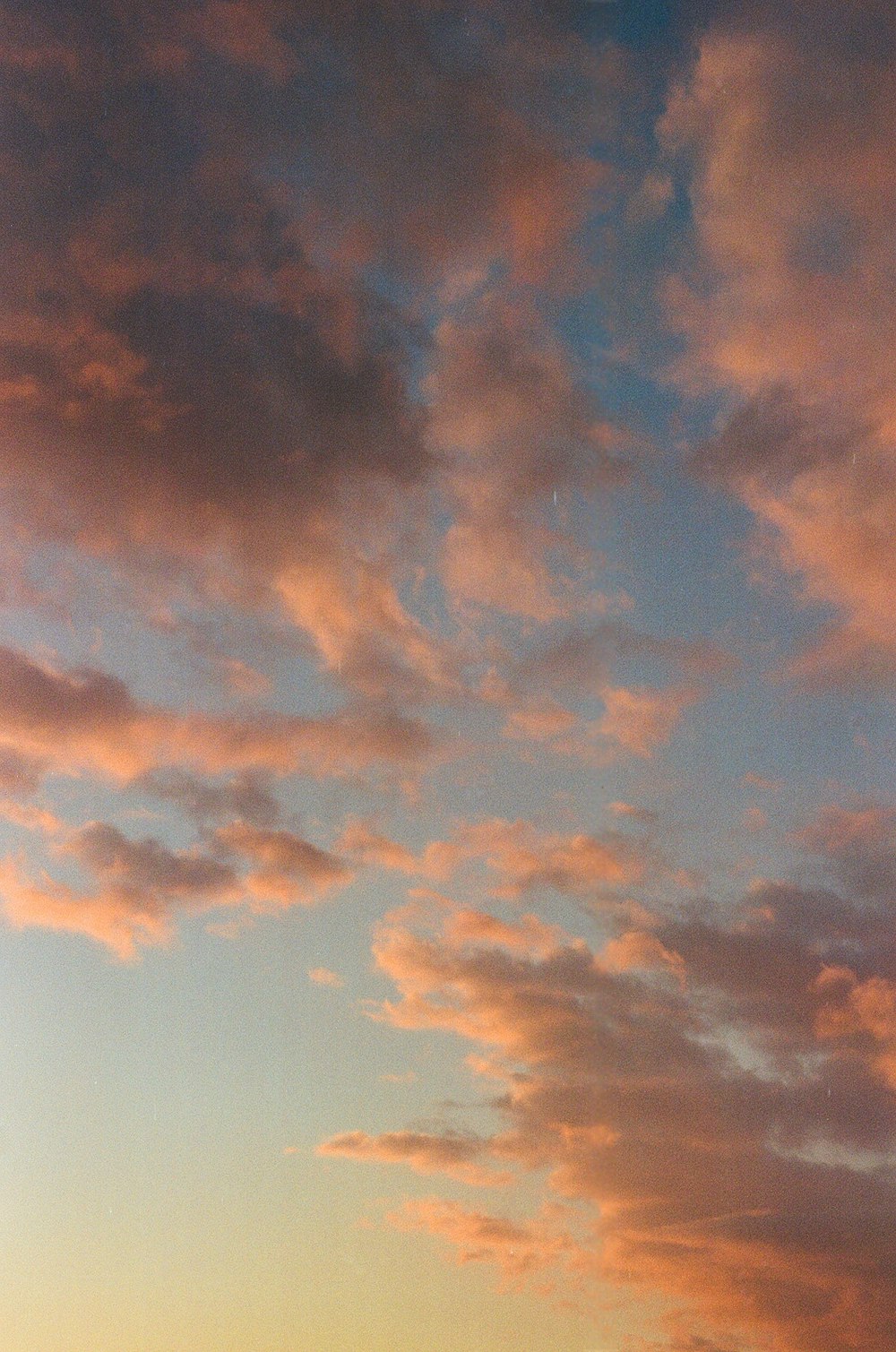 cielo nuvoloso blu e bianco durante il giorno