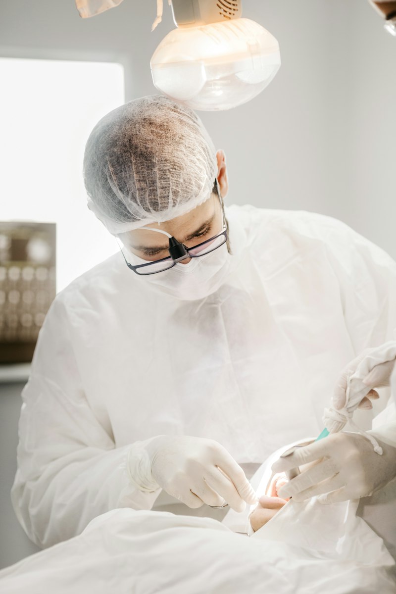 Dr. Marcelo Andrade durante uma cirurgia de implante