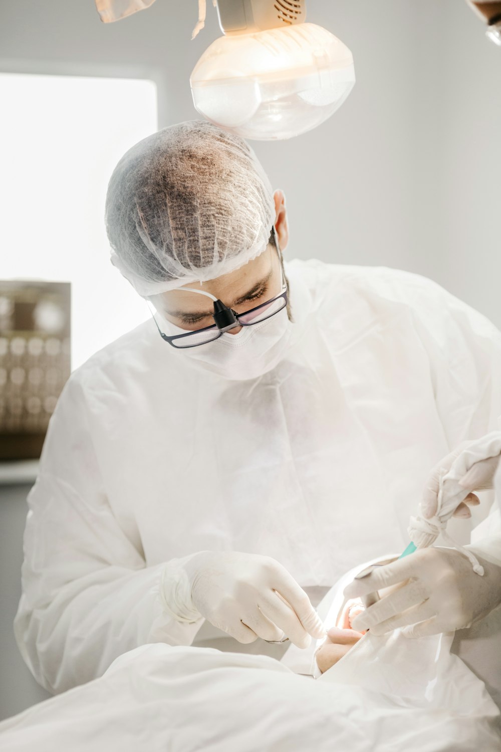 Homme en chemise blanche portant des lunettes à monture noire