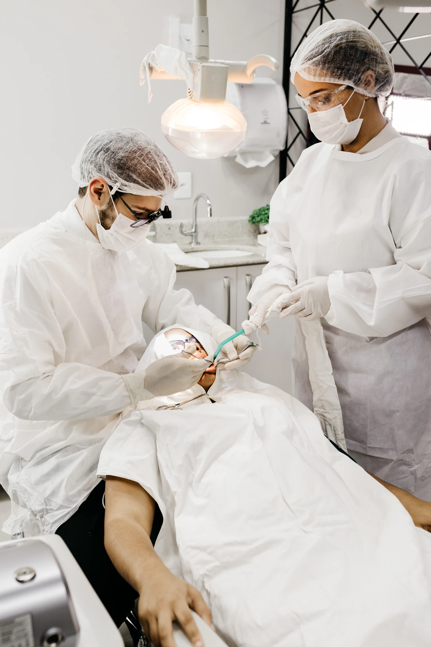 إجراء علاجي داخل عيادة أسنان