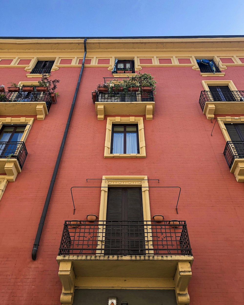 Edificio de hormigón marrón con ventana de madera marrón