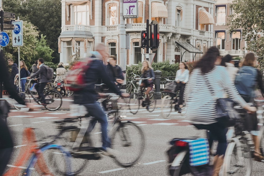 Personas que andan en bicicleta por la carretera durante el día