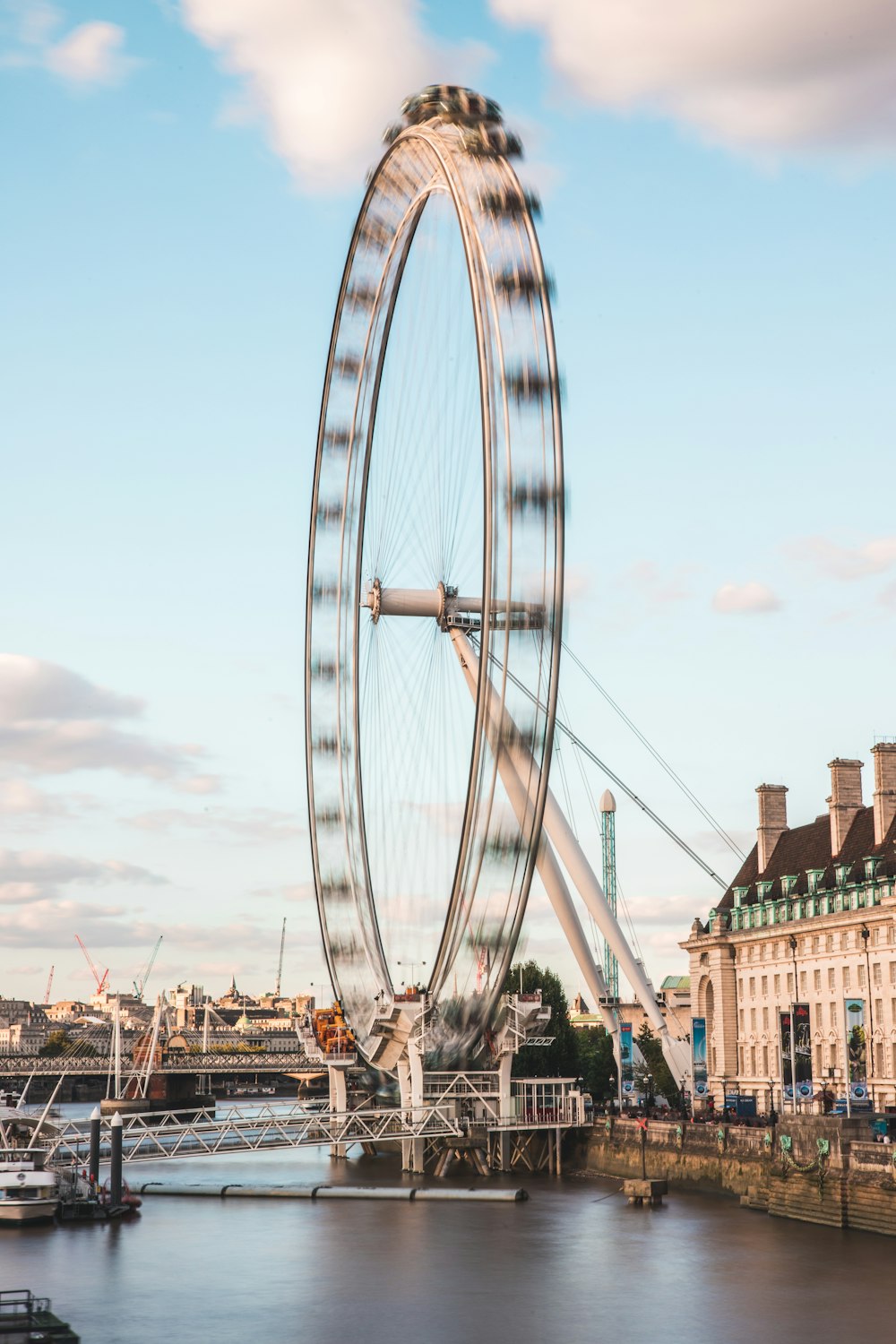 une grande roue assise à côté d’un plan d’eau