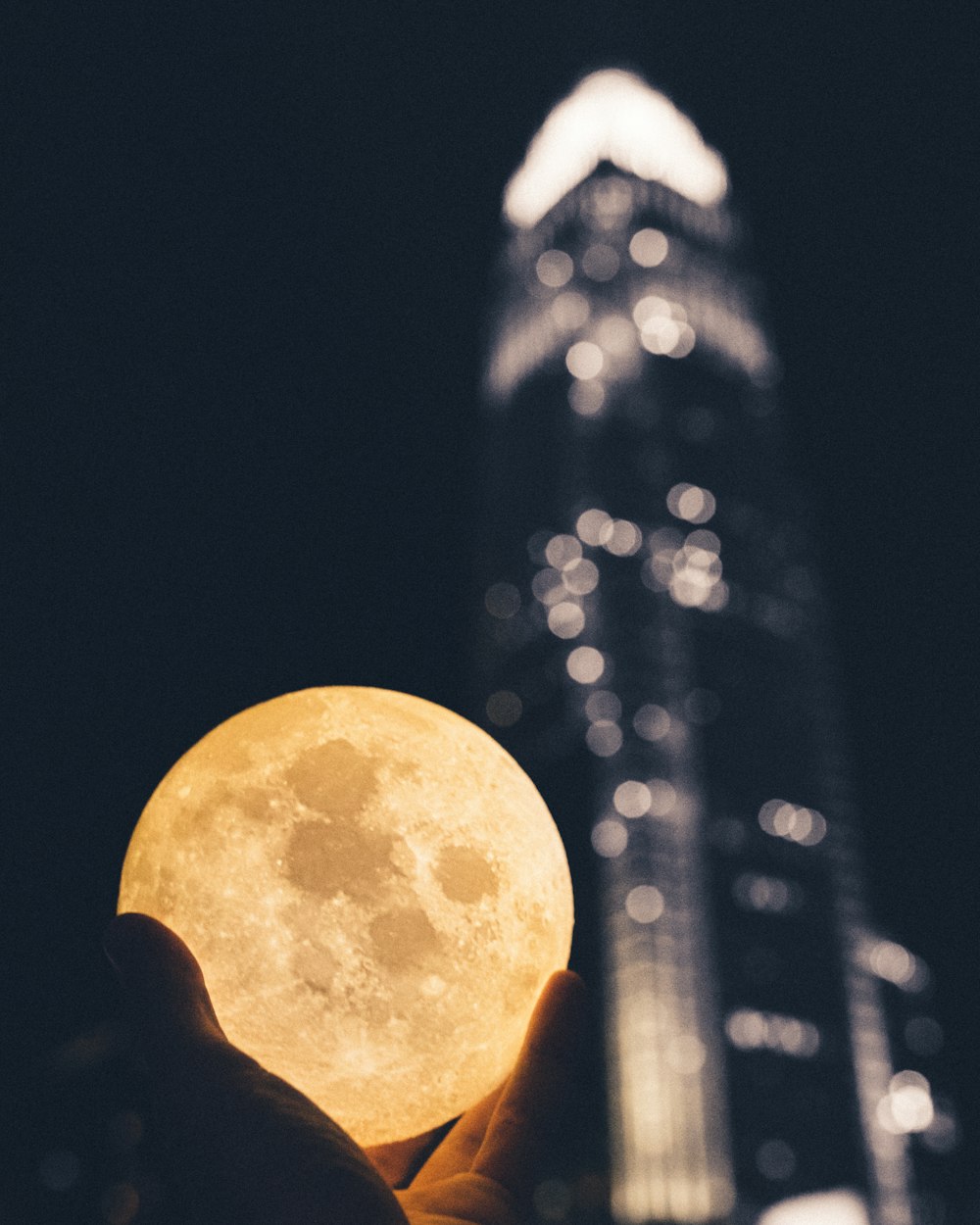 Luna piena sugli edifici della città durante la notte