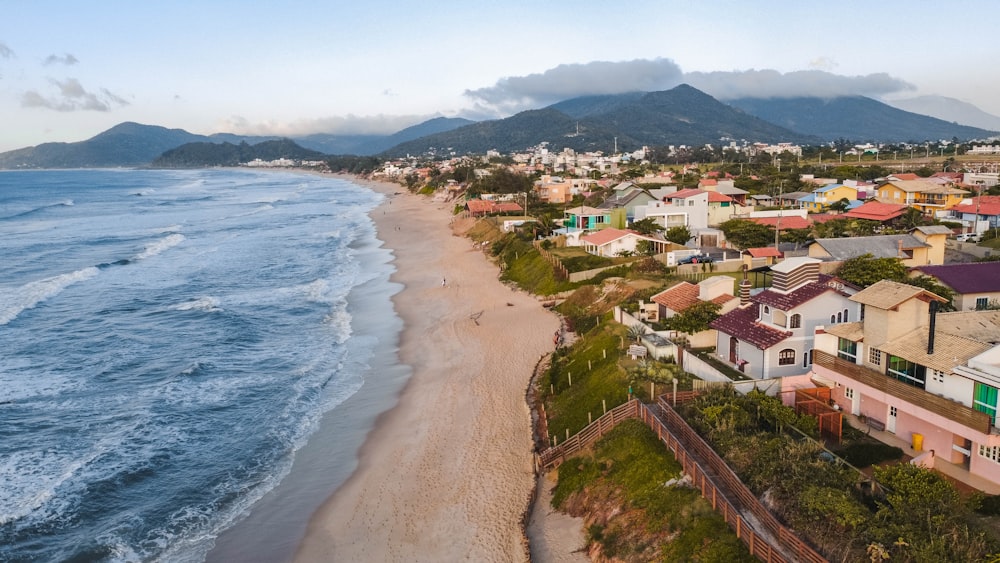 vista aérea da cidade perto do corpo de água durante o dia