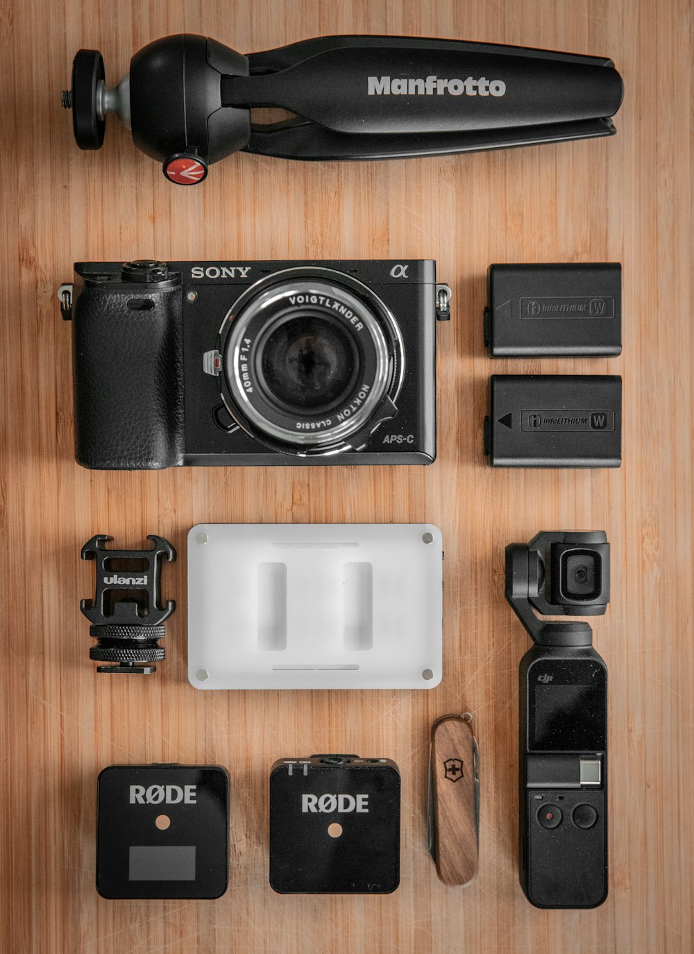 schwarz-silberne DSLR-Kamera auf braunem Holztisch