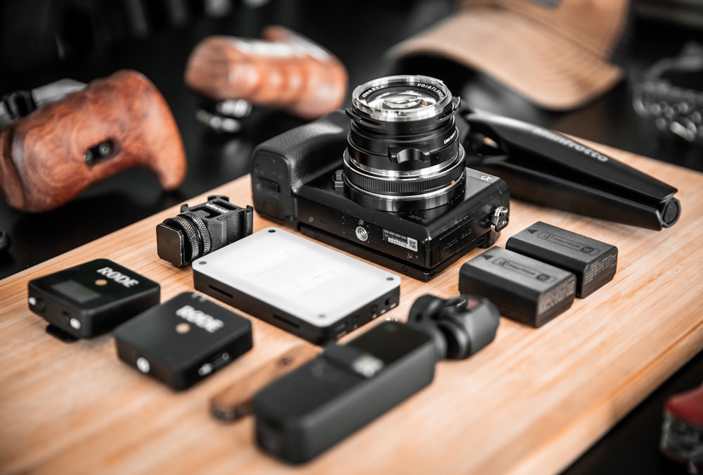 câmera dslr preta na mesa de madeira marrom