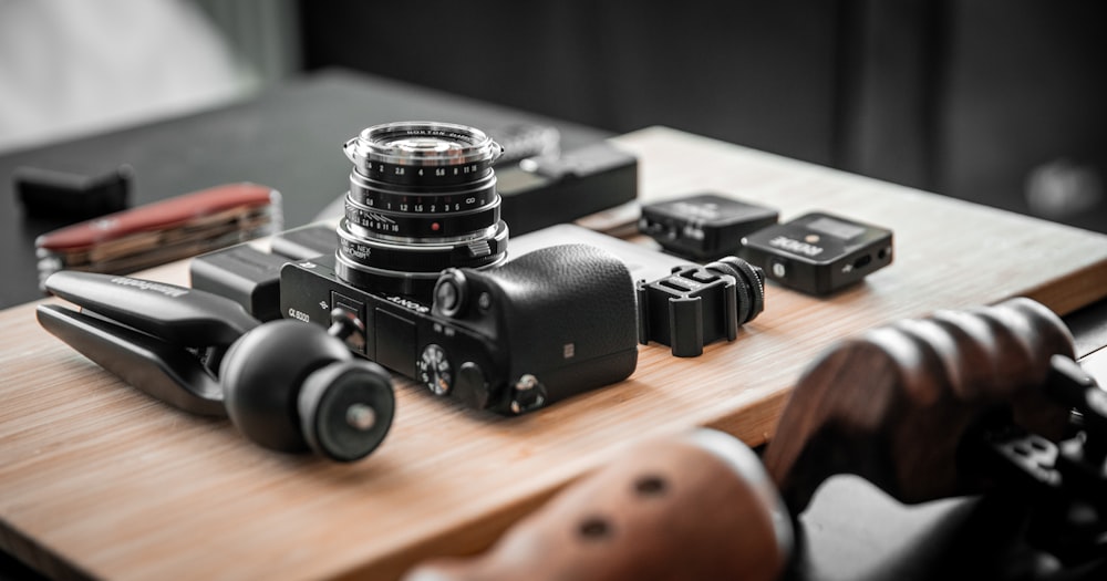 câmera preta na mesa de madeira marrom