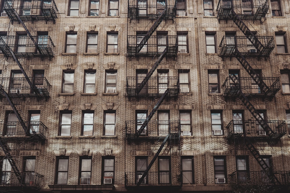 edifício de concreto marrom com janelas de vidro