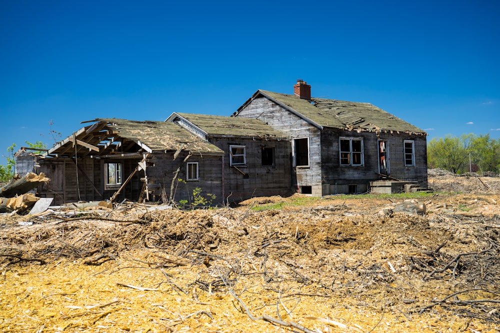 graues und weißes Holzhaus unter blauem Himmel tagsüber