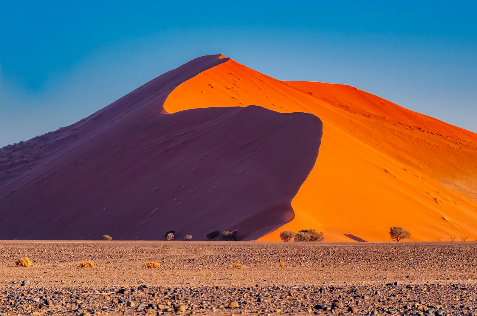 Hohe rote Sanddüne mit Licht und Schatten im Sossusvlei, Namib