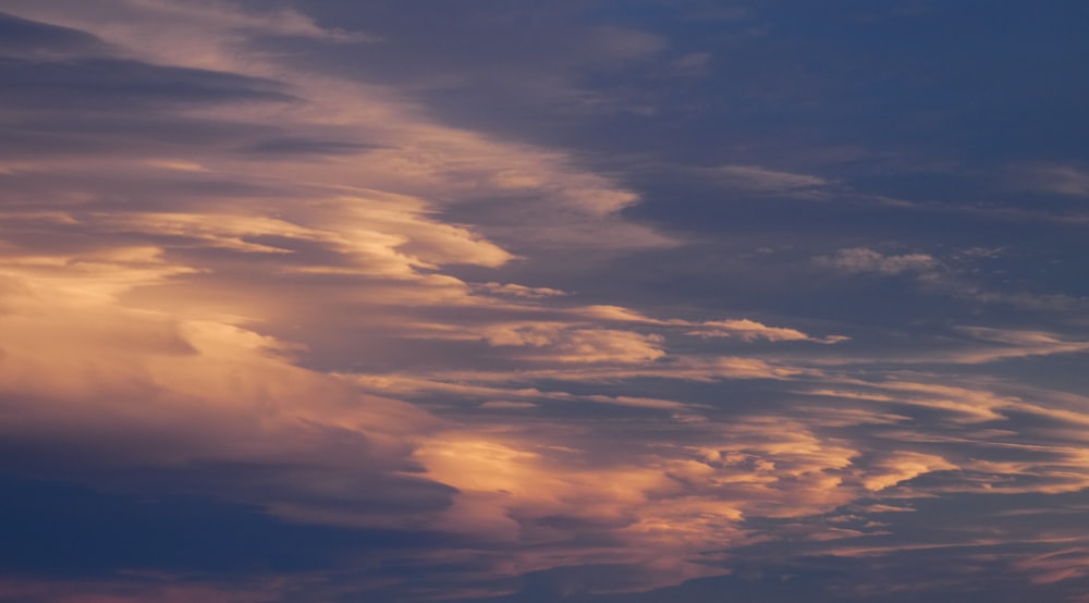 nuvole e cielo blu durante il tramonto