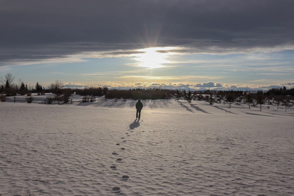 persone che camminano sulla sabbia bianca durante il tramonto