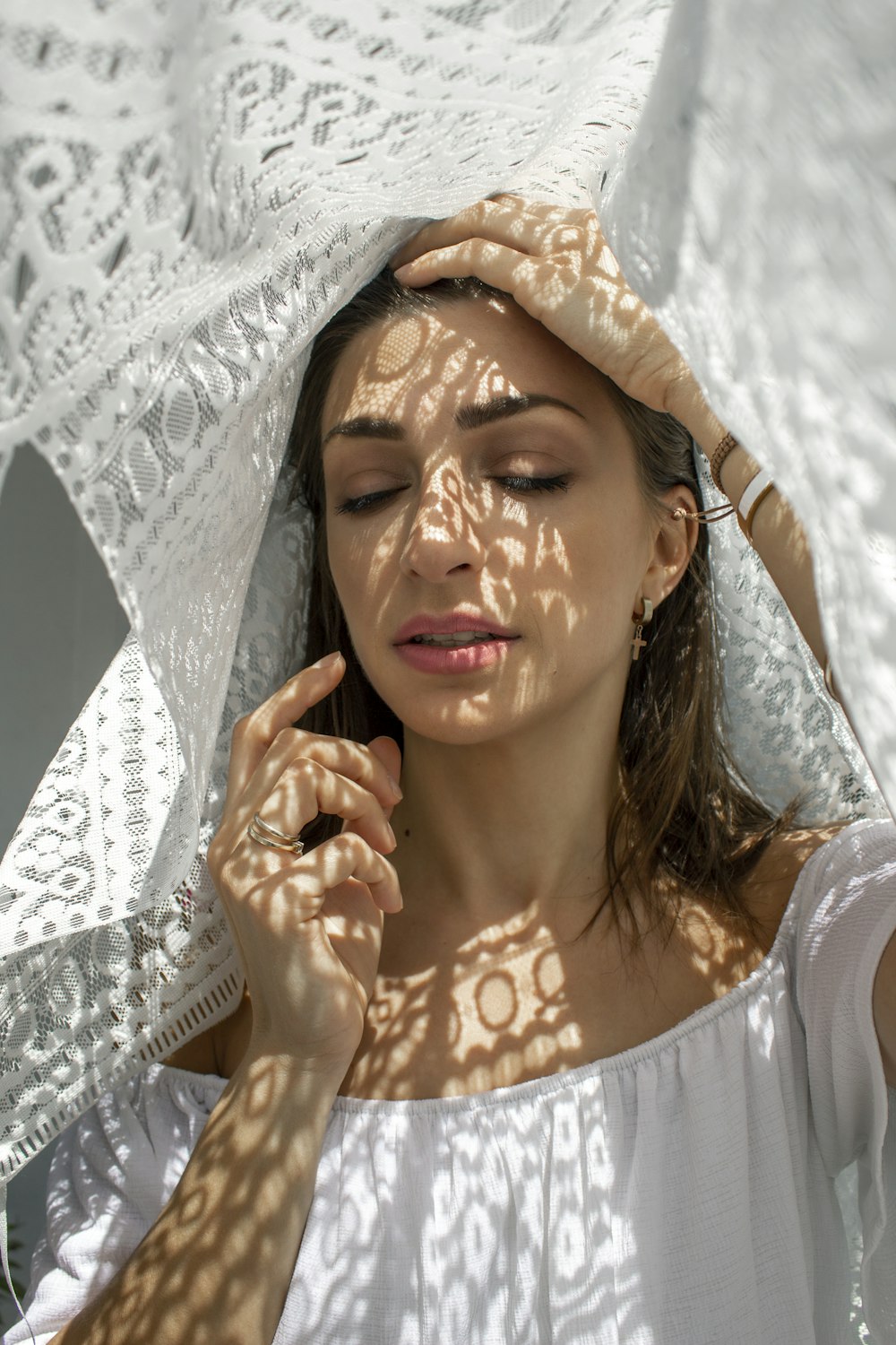 Femme en chemise à manches longues à fleurs blanches