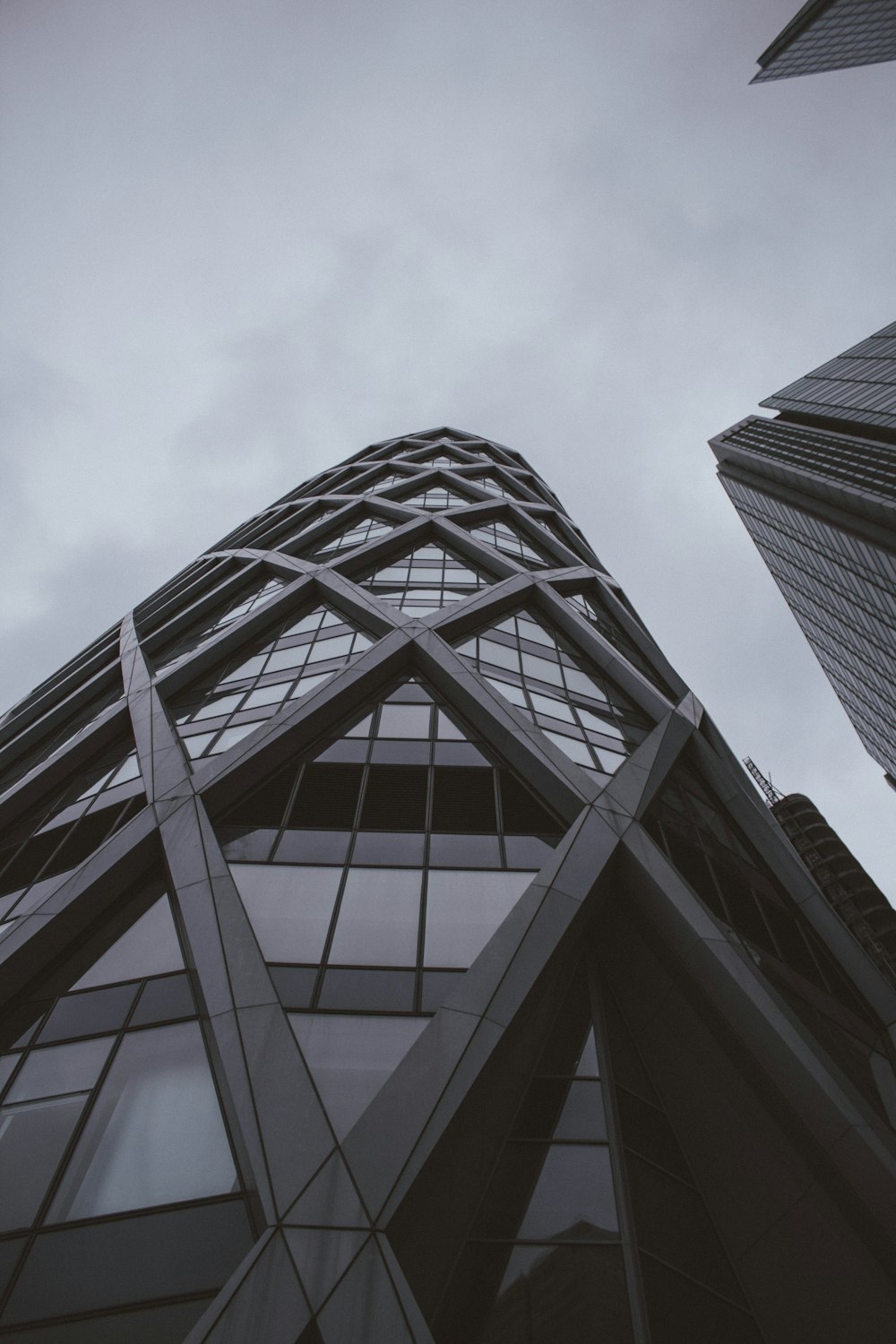 Photo en niveaux de gris d’un bâtiment en verre