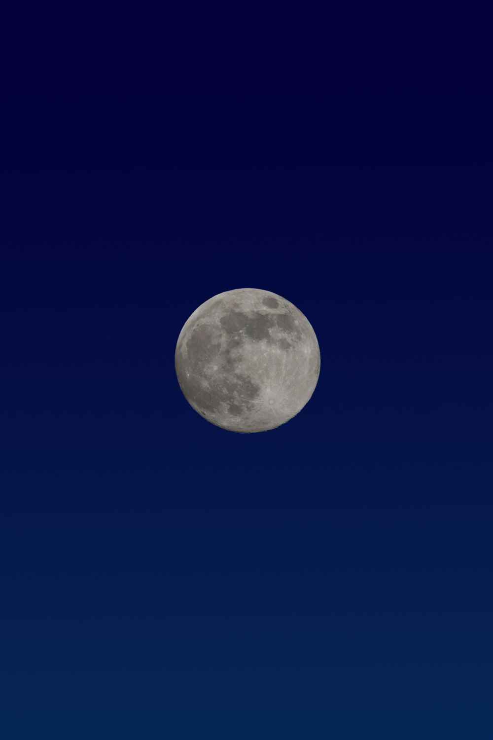 Luna piena nel cielo blu