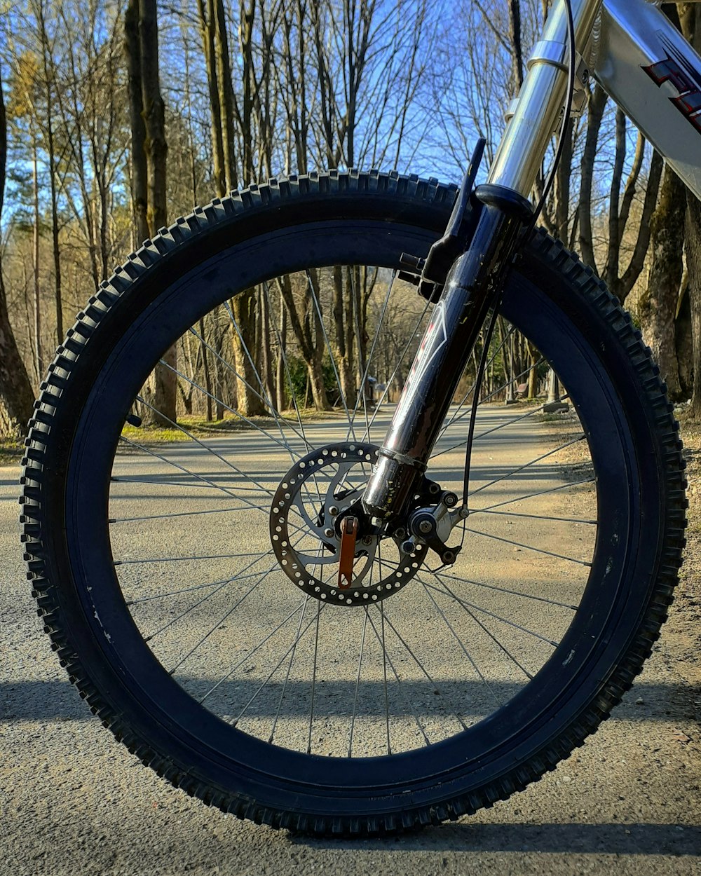 타이어가 있는 검은색 자전거 바퀴