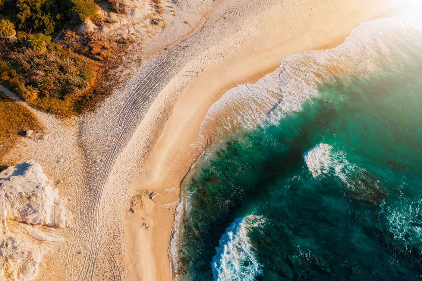 Vista aérea de la costa turquesa de Los Cabos, donde el desierto de Baja California Sur cae al Mar de Cortés, México