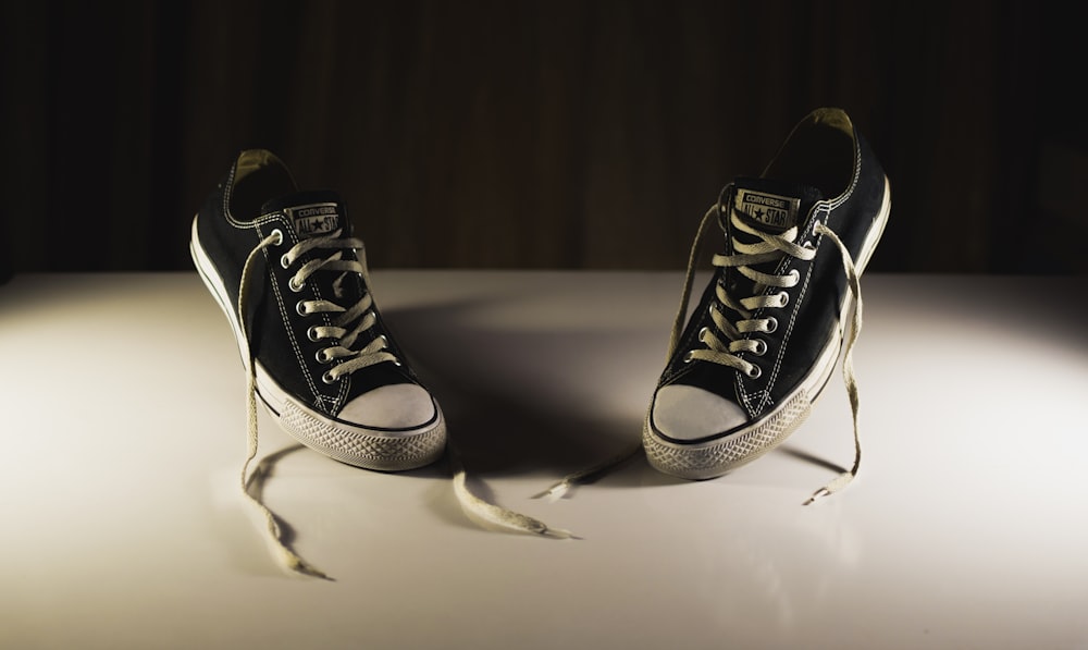sneakers alte Converse All Star bianche e nere foto – Scarpa da ginnastica  Immagine gratuita su Unsplash