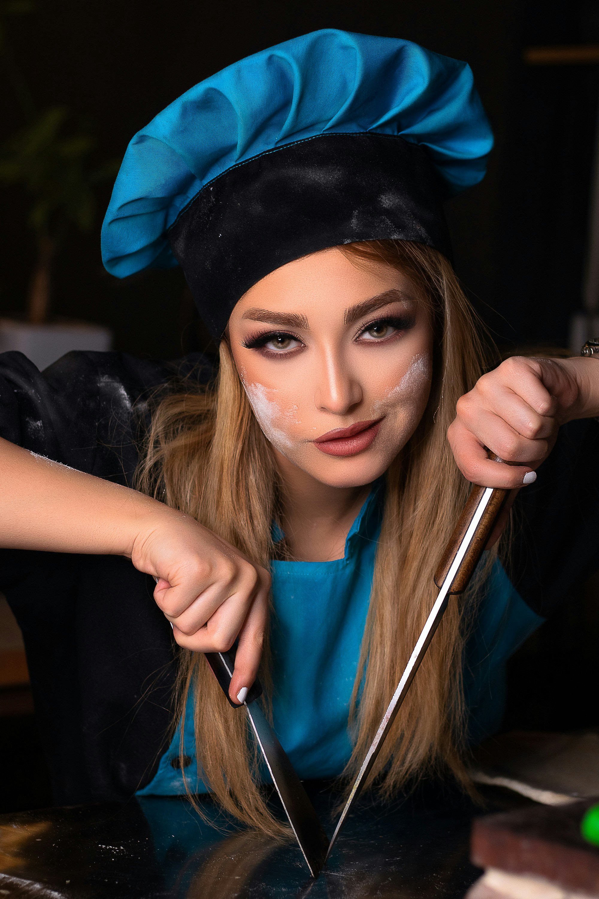 wanita bertopi biru dan kemeja hitam