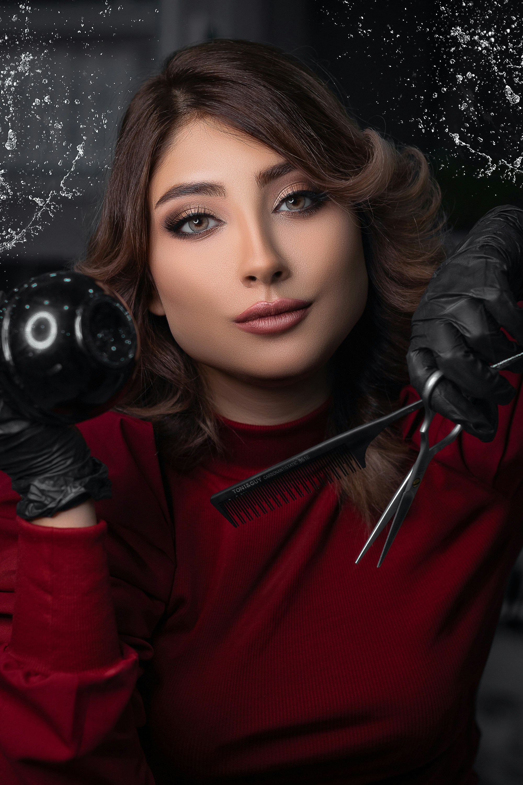 wanita dengan kemeja lengan panjang merah memegang topeng hitam
